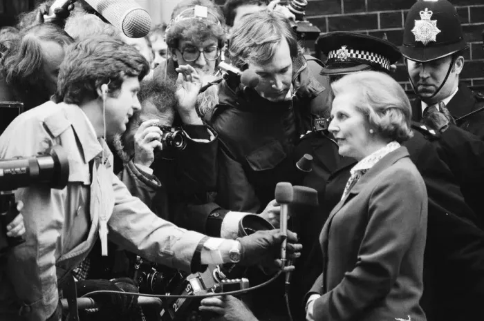 Framed Print : Margaret Thatcher enters Number 10 Downing Street after her historic election victory Framed Print : Margaret Thatcher enters Number 10 Downing Street after her historic election victory