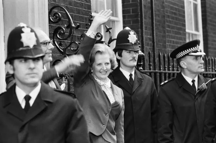 Framed Print : Margaret Thatcher enters Number 10 Downing Street after her historic election victory Framed Print : Margaret Thatcher enters Number 10 Downing Street after her historic election victory