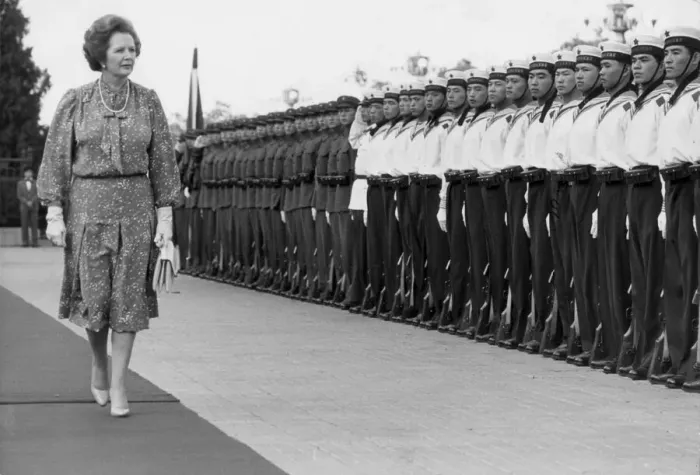 Framed Print : MARGARET THATCHER INSPECTS CHINESE HONOUR GUARD ON ARRIVAL IN BEIJING FOR SINO-BRITISH