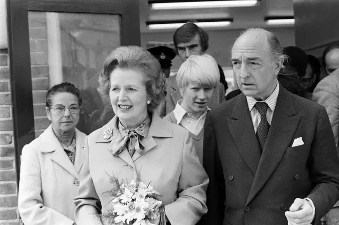 Framed Print : Margaret Thatcher July 1980 visits Toynbee Hall in the East End with former tory minister Framed Print : Margaret Thatcher July 1980 visits Toynbee Hall in the East End with former tory minister