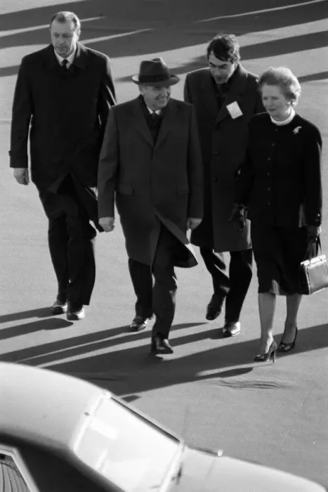 Framed Print : Margaret Thatcher meets President Mikhail Gorbachev at RAF base Brize Norton Dec 1987