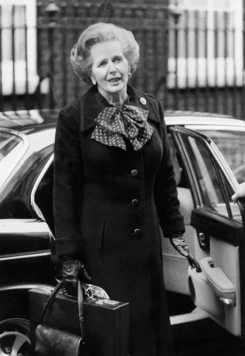 Framed Print : Margaret Thatcher outside 10 Downing street - February 1984 Framed Print : Margaret Thatcher outside 10 Downing street - February 1984