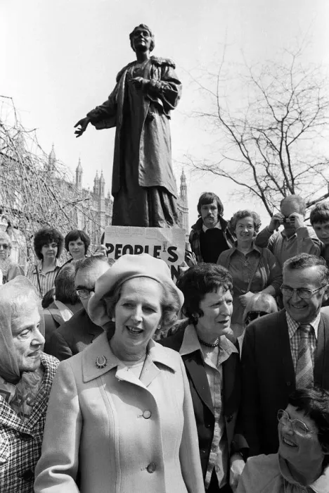 Framed Print : Margaret Thatcher in Pankhurst Gardens outside the Houses of Parliament standing under