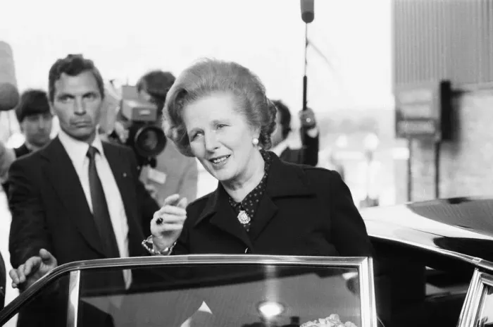 Framed Print : Margaret Thatcher PM, officially opens a new warehouse in Whetstone Framed Print : Margaret Thatcher PM, officially opens a new warehouse in Whetstone