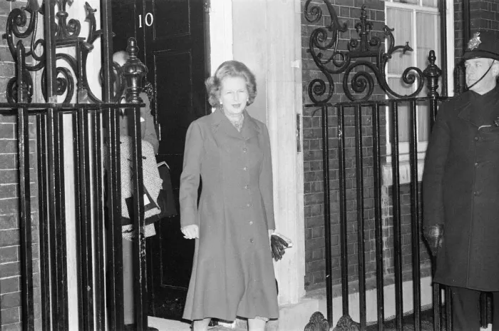 Framed Print : Margaret Thatcher PM pictured outside Downing Street, London, 15th January 1982 Framed Print : Margaret Thatcher PM pictured outside Downing Street, London, 15th January 1982