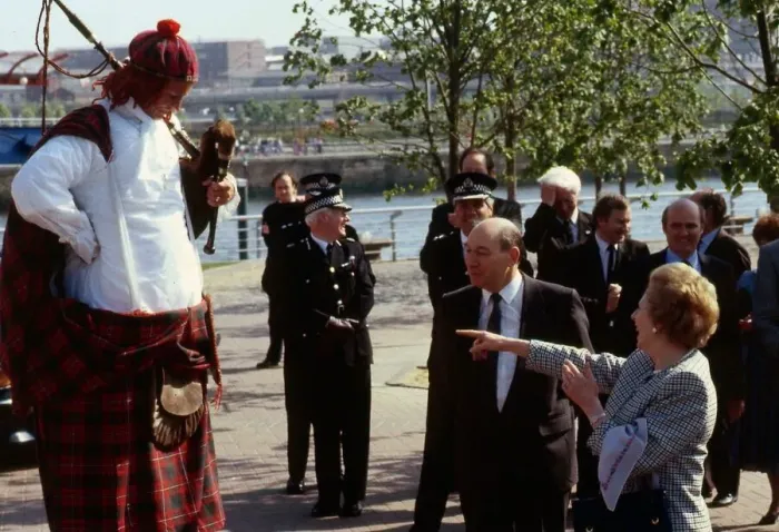Framed Print : Margaret Thatcher pointing at Big Rory May 1988 Framed Print : Margaret Thatcher pointing at Big Rory May 1988