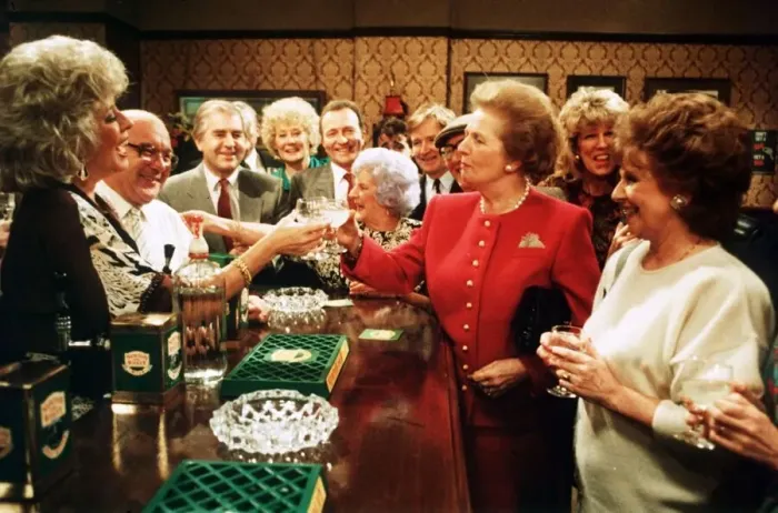 Framed Print : Margaret Thatcher in the Rovers Return - Jan 1990 with members of the cast of Framed Print : Margaret Thatcher in the Rovers Return - Jan 1990 with members of the cast of