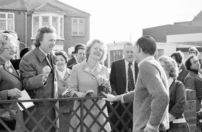 Framed Print : Margaret Thatcher visits Coventry and chats to a resident in the Radford area of th city Framed Print : Margaret Thatcher visits Coventry and chats to a resident in the Radford area of th city