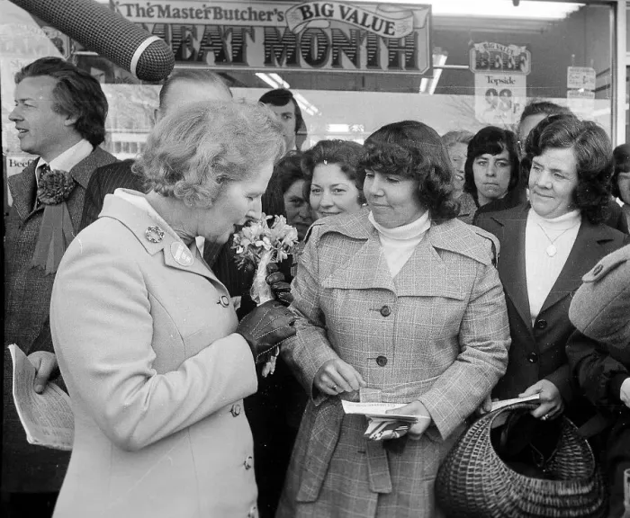 Framed Print : Margaret Thatcher visits Coventry and chats to a resident in the Radford area of th city