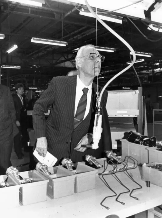 Framed Print : Margaret Thatcher visits the Nissan Car factory in Washington with Husband Dennis Framed Print : Margaret Thatcher visits the Nissan Car factory in Washington with Husband Dennis