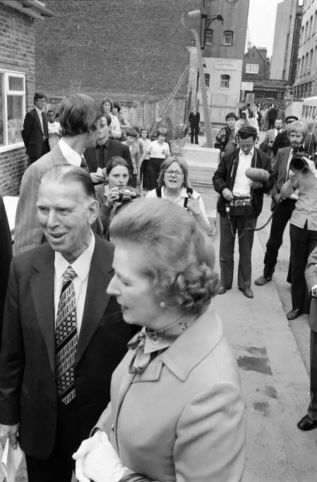 Framed Print : Margaret Thatcher visits Toynbee Hall in the East End singing with a nun July