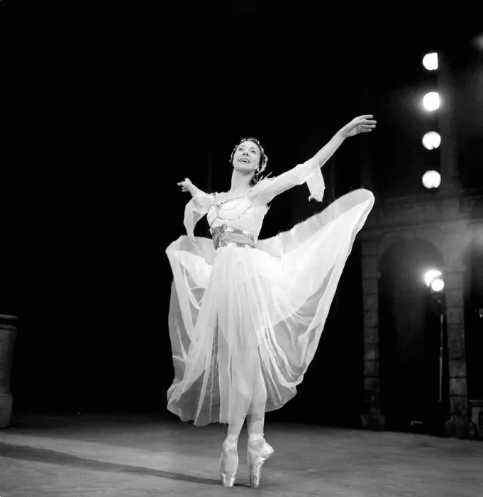 Framed Print : MARGOT FONTEYN - BALLET DANCER - REHEARSES FOR GALA MATINEE BALET - 24 / 11 / 1959 Framed Print : MARGOT FONTEYN - BALLET DANCER - REHEARSES FOR GALA MATINEE BALET - 24 / 11 / 1959