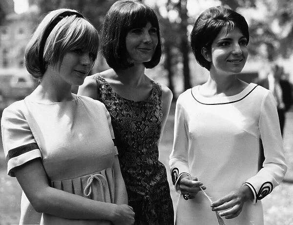 Marianne Faithful (L) and Sandie Shaw (C) 1965 in Ladybirds TV programme