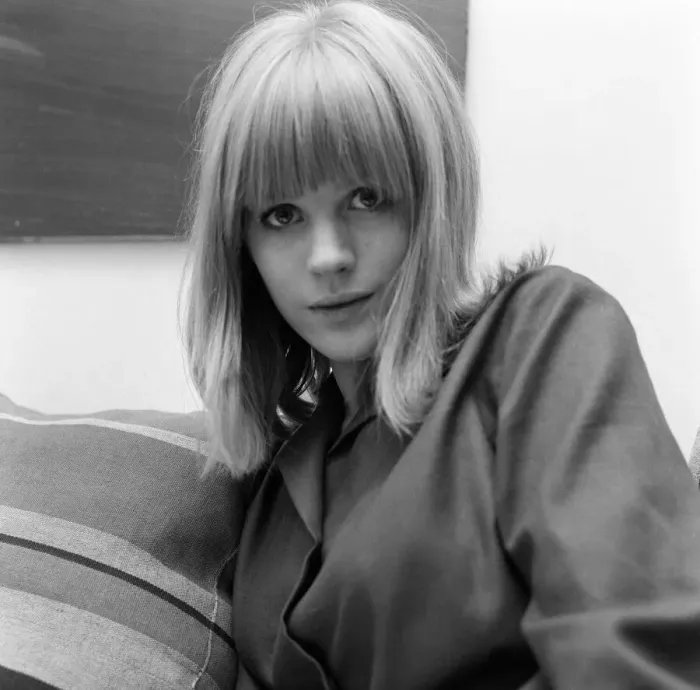 Framed Print : Marianne Faithfull photoshoot at her flat. 31st October 1964 Framed Print : Marianne Faithfull photoshoot at her flat. 31st October 1964