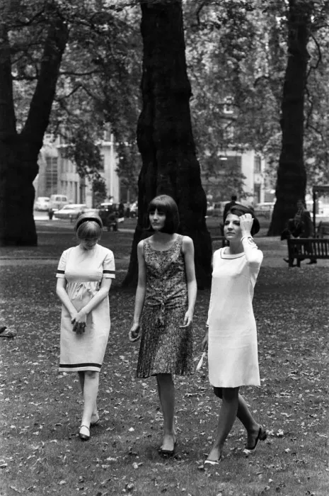 Framed Print : Marianne Faithfull, Sandie Shaw and Dana Valery in Berkeley Square at a photocall for Framed Print : Marianne Faithfull, Sandie Shaw and Dana Valery in Berkeley Square at a photocall for