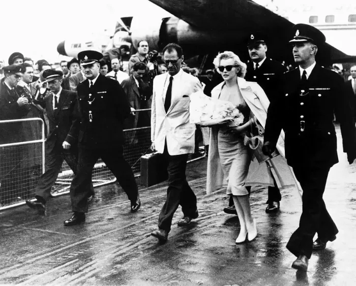 Framed Print : Marilyn Monroe arriving at London airport with husband Arthur Miller watched by crowds of Framed Print : Marilyn Monroe arriving at London airport with husband Arthur Miller watched by crowds of