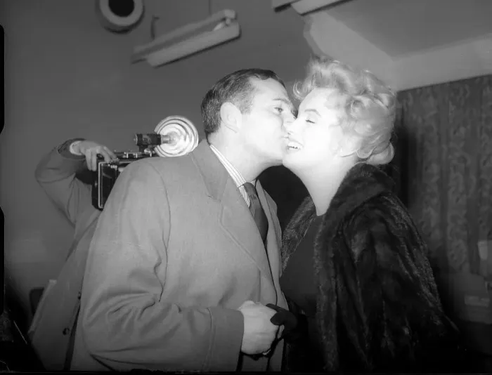 Framed Print : Marilyn Monroe says goodbye to Sir Laurence Olivier on her way back to the U. S Framed Print : Marilyn Monroe says goodbye to Sir Laurence Olivier on her way back to the U. S