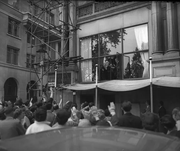Framed Print : Marilyn Monroe waives to fans Outside Savoy hotel July 1956