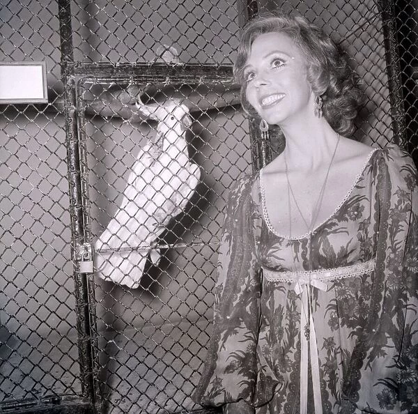 Marion Montgomery Jazz Singer November 1973 Pictured with Bird at The London Zoo