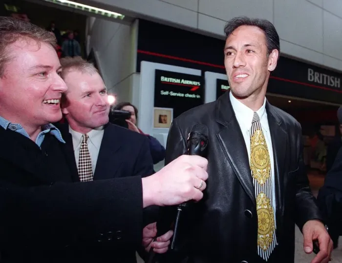 Framed Print : Mark Hateley arrives at Glasgow Airport to re-sign for Rangers Football Club speaking to Framed Print : Mark Hateley arrives at Glasgow Airport to re-sign for Rangers Football Club speaking to