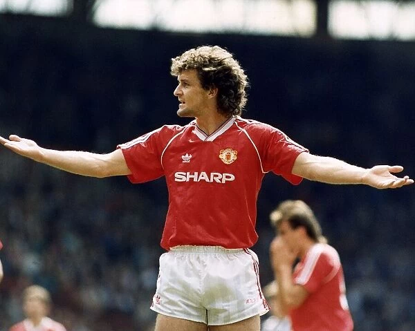 Mark Hughes in action for Manchester United. 17th December 1991