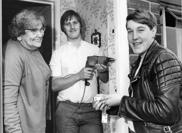 Framed Print : Mark Tolchard and Paul Anderson fitting a safety chain for Rita King in Prudhoe Framed Print : Mark Tolchard and Paul Anderson fitting a safety chain for Rita King in Prudhoe