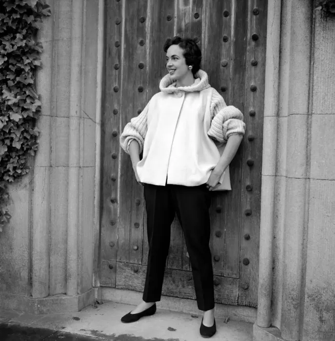 Framed Print : Marla Scarafia modelling knitwear at Sybil Connally. July 1953 D3752