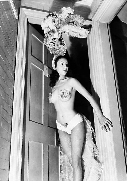 Marqueen dancer in 'Folies Berges'at London Hippodrome. 1950 020274  /  1