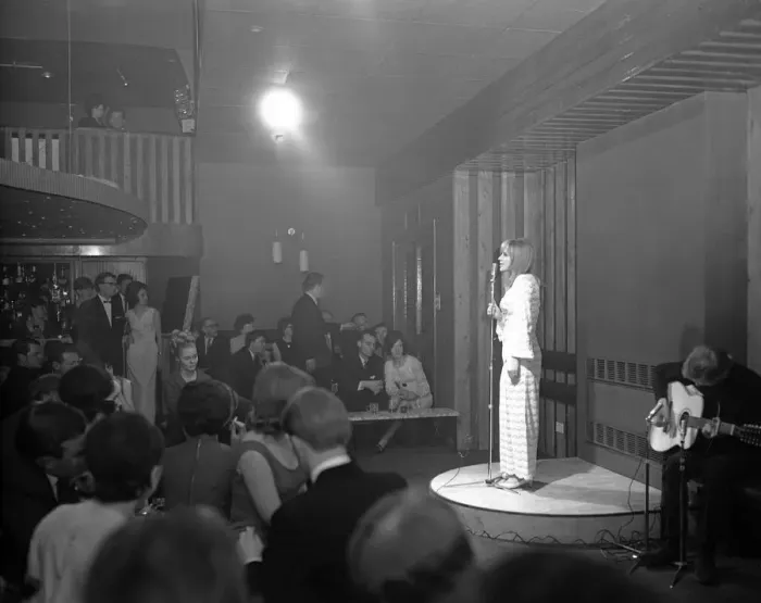 Framed Print : Marrianne Faithful seen here making her debut cabaret appearance at the Blue Nile Club