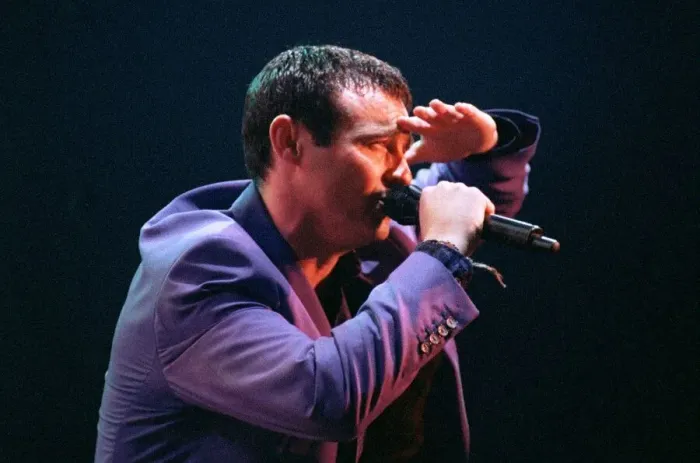 Framed Print : Marti Pellow singer with Wet Wet Wet pop group September 1997 in concert at Parkhead