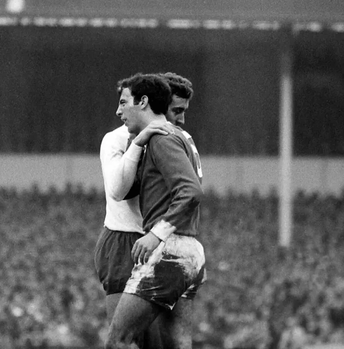 Framed Print : Martin Chivers of Tottenham Hotspur puts his arm round David Sadler of Manchester United Framed Print : Martin Chivers of Tottenham Hotspur puts his arm round David Sadler of Manchester United
