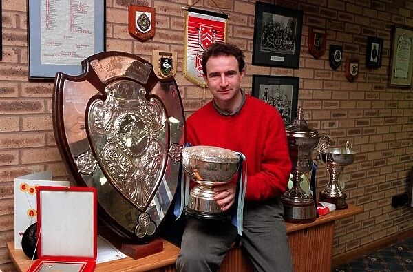 MARTIN O NEILL FOOTBALL MANAGER IN WYCOMBE WANDERERS TROPHY ROOM - 92  /  11637