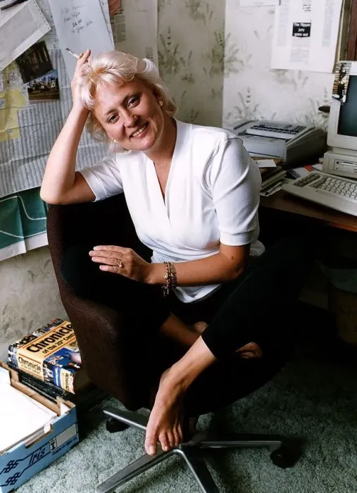 Framed Print : Martina Cole, 33, an ordinary working class woman from Benfleet in Essex wants to be a Framed Print : Martina Cole, 33, an ordinary working class woman from Benfleet in Essex wants to be a