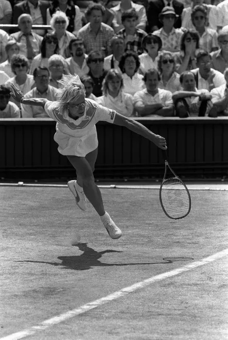 Framed Print : Martina Navratilova plays Chris Evert in the Wimbledon womens singles final 1985