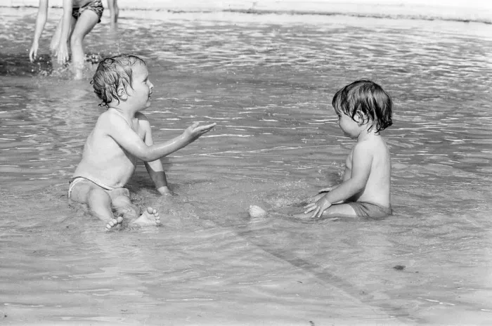 Framed Print : Martins Swimming Pool, Wokingham, Summer Weather Pix, June 1980 Framed Print : Martins Swimming Pool, Wokingham, Summer Weather Pix, June 1980