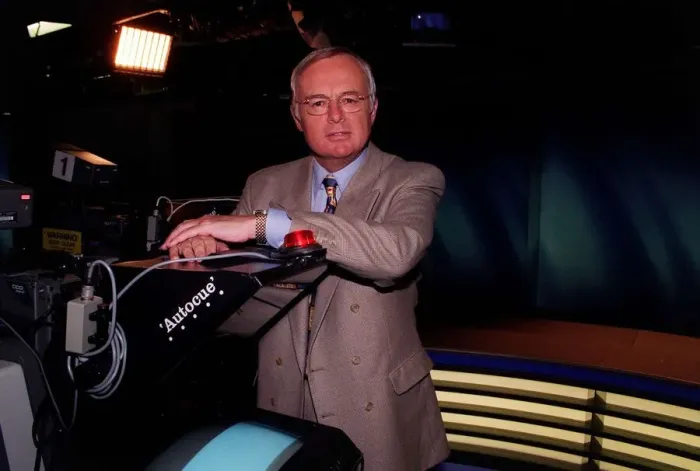 Framed Print : Martyn Lewis Newsreader September 1998 BBC1 Newsreader and TV Presenter A©Mirrorpix Framed Print : Martyn Lewis Newsreader September 1998 BBC1 Newsreader and TV Presenter A©Mirrorpix