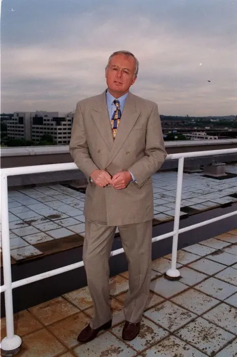 Framed Print : Martyn Lewis Newsreader September 1998 BBC1Newsreader and TV Presenter A©Mirrorpix
