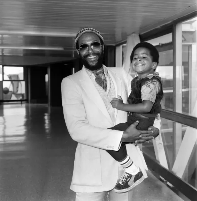 Framed Print : Marvin Gaye, singer with his son Frankie, aged 4, arriving at London Heathrow Airport