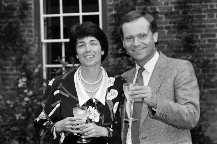 Framed Print : Mary and Jeffrey Archer celebrate the award of a record £500, 000 libel damages Framed Print : Mary and Jeffrey Archer celebrate the award of a record £500, 000 libel damages
