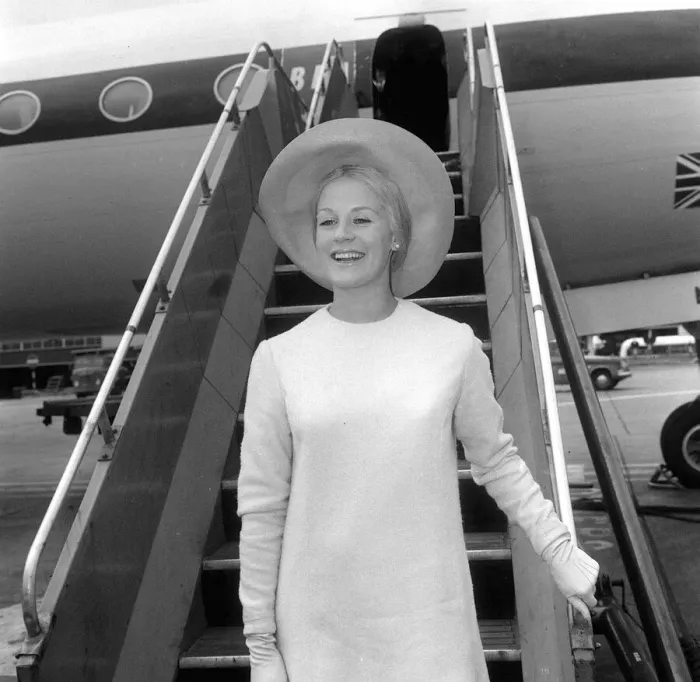 Framed Print : Mary Ure actress arriving at London Airport June 1965 Framed Print : Mary Ure actress arriving at London Airport June 1965