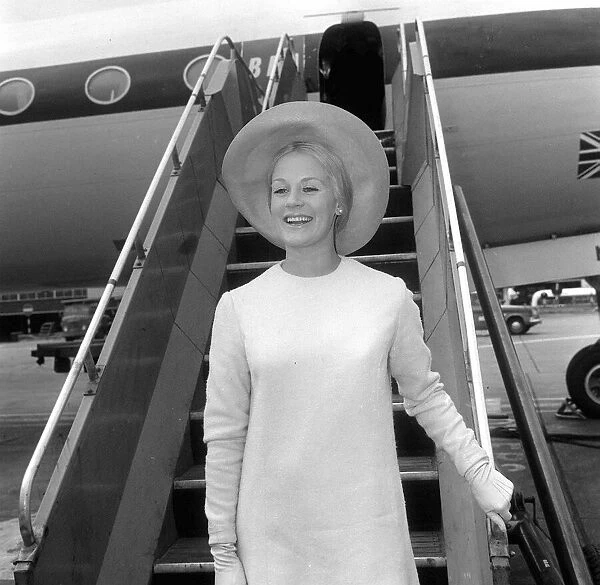 Mary Ure actress arriving at London Airport June 1965