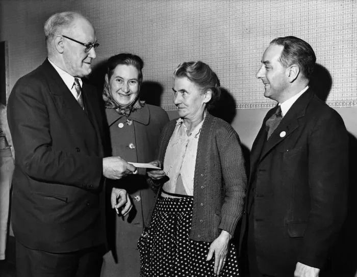 Framed Print : Mass X-ray campaign for tuberculosis, Liverpool. Pictured, Mrs Mary Field, aged 69 Framed Print : Mass X-ray campaign for tuberculosis, Liverpool. Pictured, Mrs Mary Field, aged 69