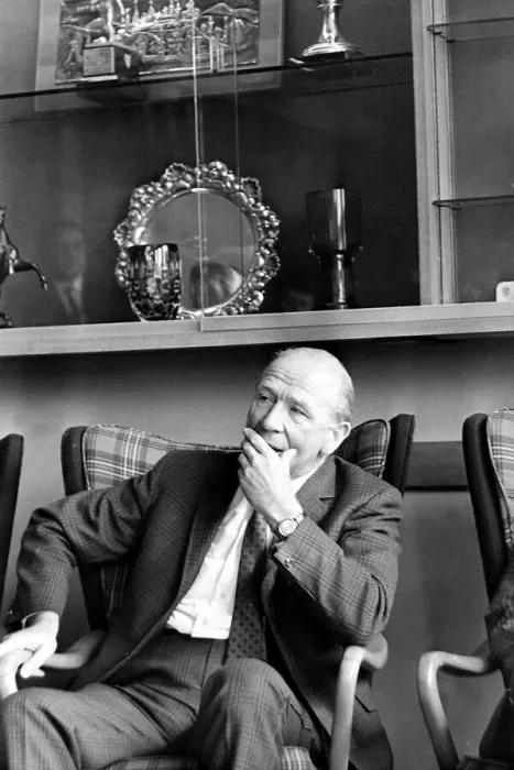 Framed Print : Matt Busby manager of Manchester United at a Press Conference after winning the League Framed Print : Matt Busby manager of Manchester United at a Press Conference after winning the League