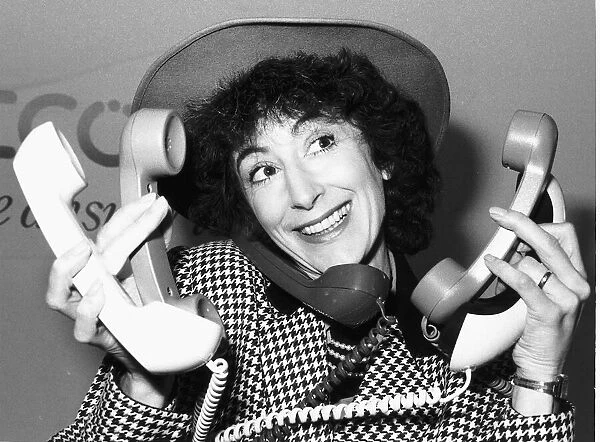 Maureen Lipman Actress on the telephone Dbase MSI A©mirrorpix