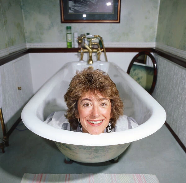 Maureen Lipman with her head sticking out of a bath. November 1985
