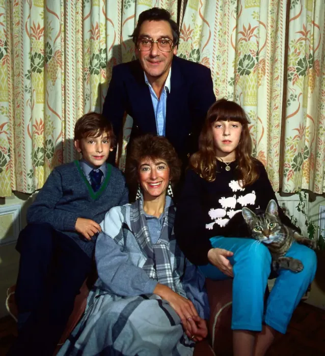 Framed Print : Maureen Lipman with husband and children November 1985 Framed Print : Maureen Lipman with husband and children November 1985