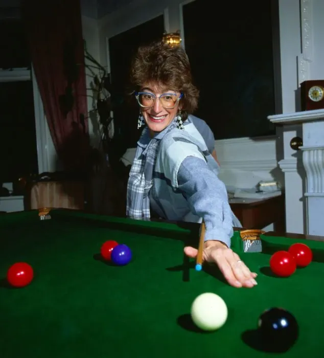 Framed Print : Maureen Lipman playing snooker November 1985 Framed Print : Maureen Lipman playing snooker November 1985