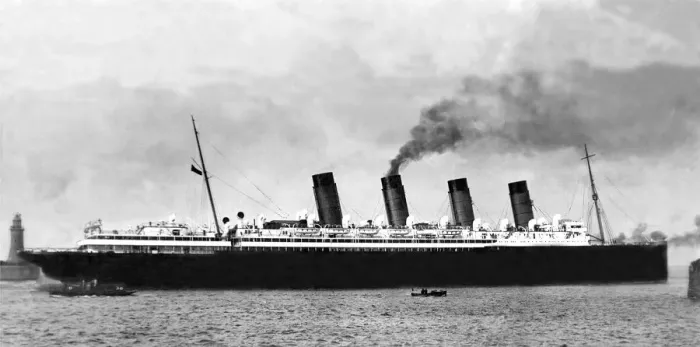 Framed Print : The Mauretania leaving the river Tyne after an overhaul in 1922 Framed Print : The Mauretania leaving the river Tyne after an overhaul in 1922