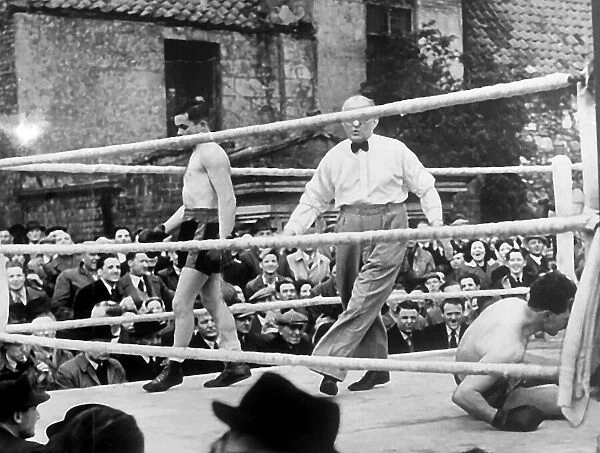 Maurice Cullen fighting outdoors in 1950