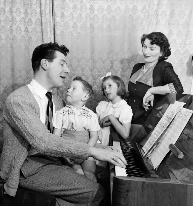 Framed Print : Max Bygraves comedian and singer seen here with his family after it was annouced he will Framed Print : Max Bygraves comedian and singer seen here with his family after it was annouced he will